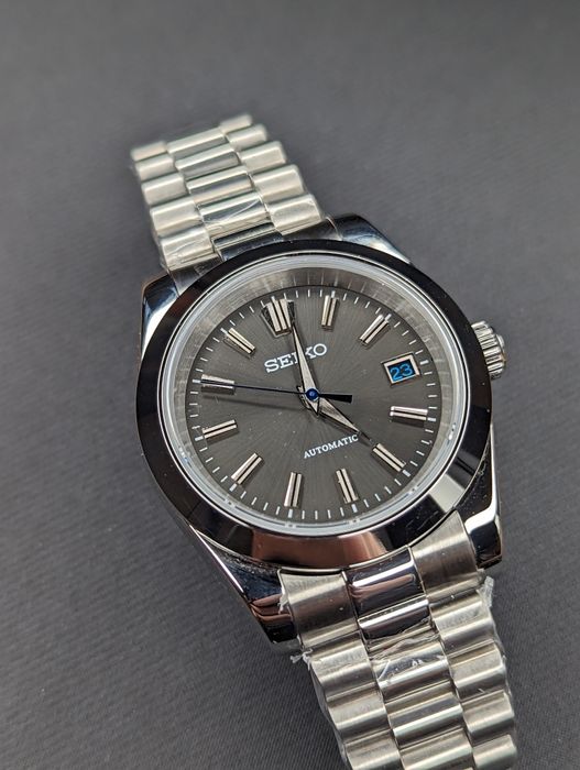 Piękny grafitowy Seiko mod z nakładanymi indeksami niebieski akcent