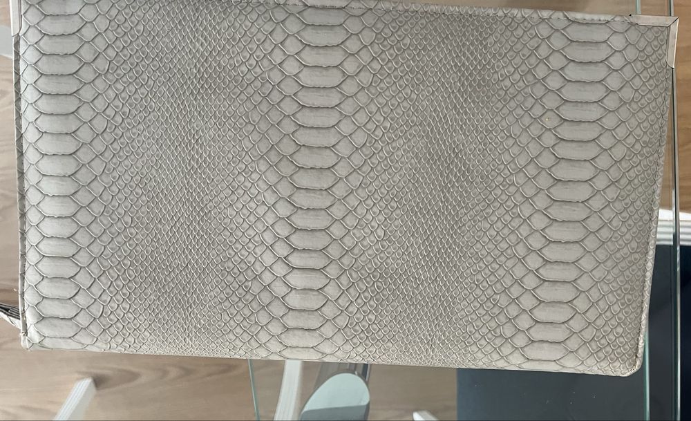 Clutch cinzenta imitacao crocodilo