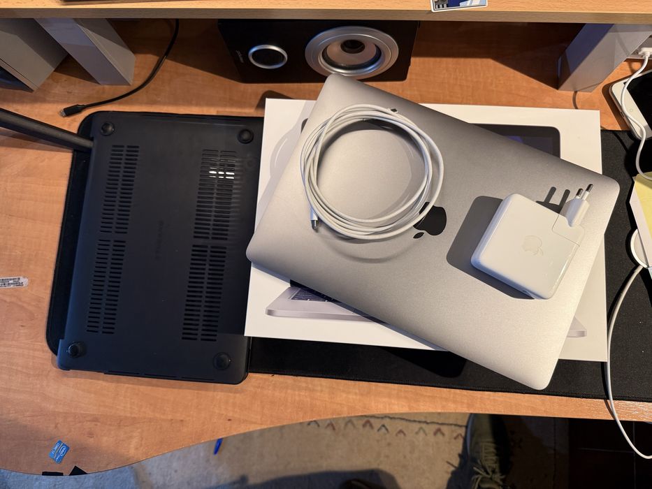 MacBook Pro M1 16Gb 256Gb + Carregador, Capa, Caixa