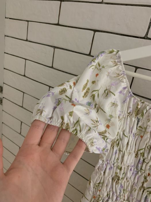 Ніжна сукня міді з квітковим принтом