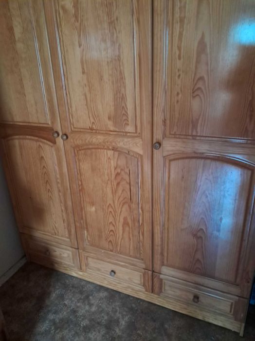 Roupeiro com 3 portas, em madeira maciça.
