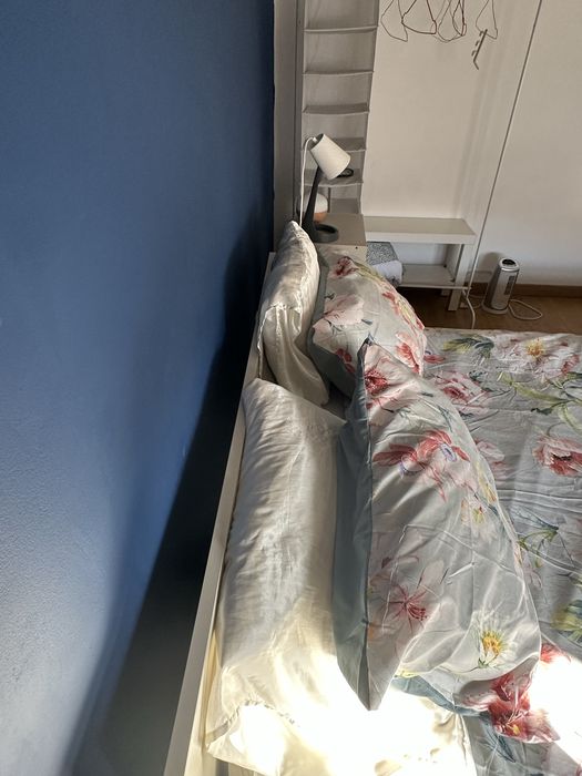 Cama completa com colchão, estrado, gavetas e mesa de cabeceira