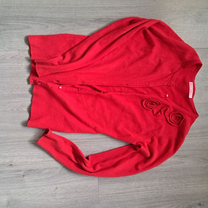 Śliczny sweterek dziewczęcy