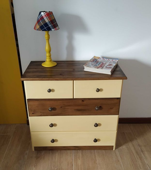 Armário pequeno de côr amarelo claro,restaurado, de quarto ou sala , com 2 gavetas pequenas mais 3 gavetas maiores.