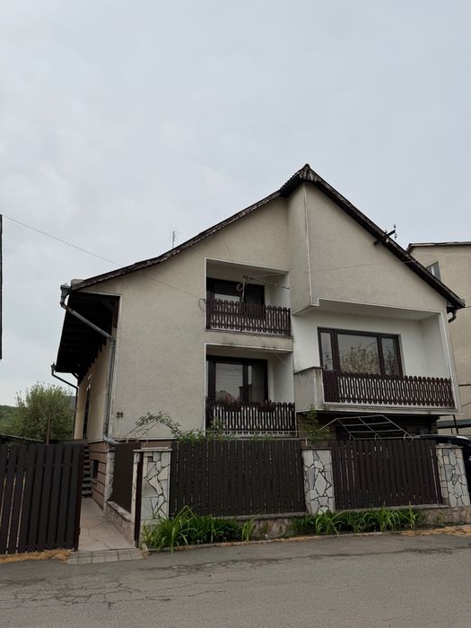Продається просторий будинок у місті Тячів
