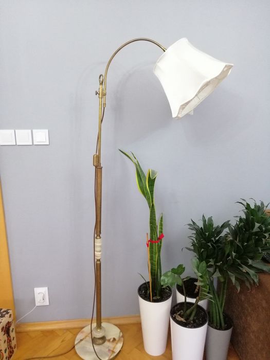 Lampa podłogowa mosiężną z onyksem.
