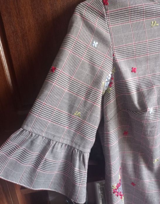 Жіноча сукня з вишивкою