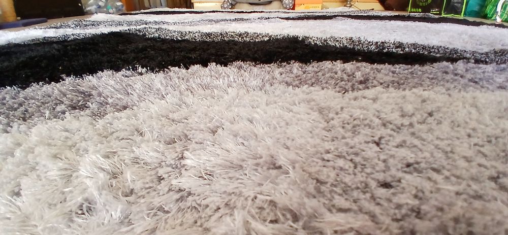 Tapete cinza e preto em bom estado