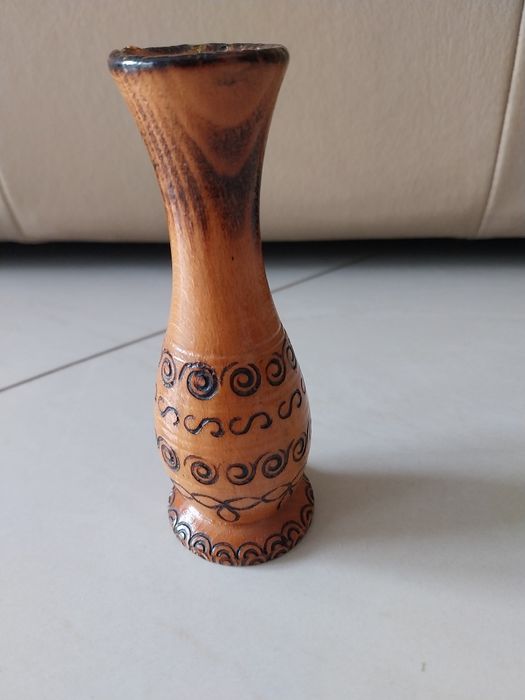 Mały drewniany flakonik