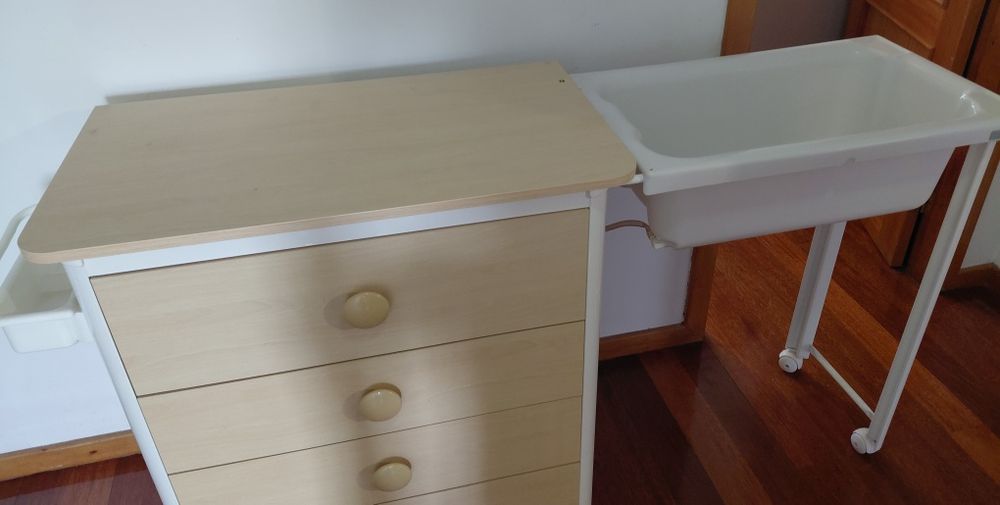 Cómoda muda fraldas com banheira