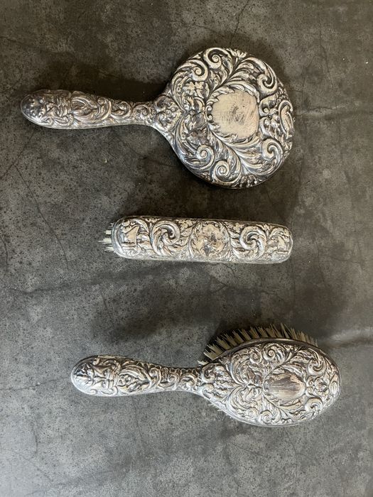 Antykwarny srebrny zestaw toaletowy