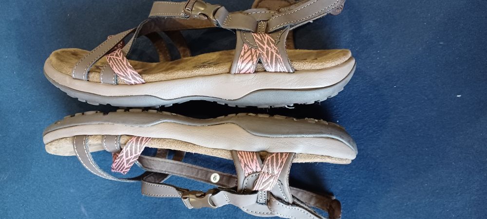 Sandały Skechers.