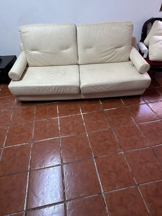 Sofá bege de pele