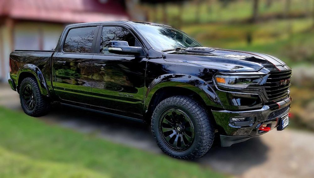 Wynajem RAM 1500 z kierowcą – śluby, uroczystości, transport VIP