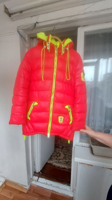 Яркий пуховик  .