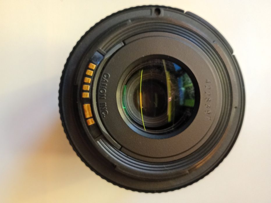 A objetiva Canon está como nova.