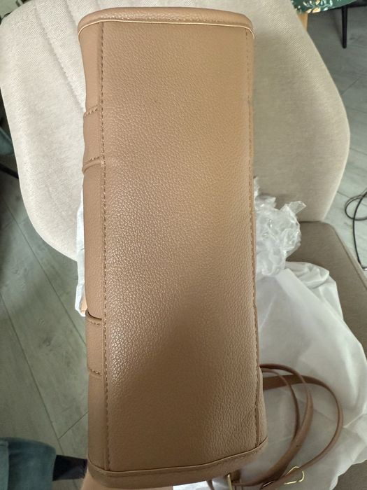 Beżowy średni A5 tote bag Marc Jacobs z logo i dlugim paskiem