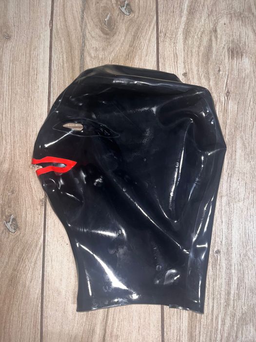 985/ Teatr kostium Maska czarna zamek tył czerwone usta latex lateks M