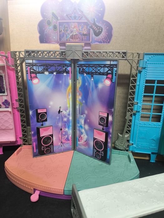 Barbie Rock 'n Royals Palco e Acampamento 2 em 1
Dê vida à magia do fi