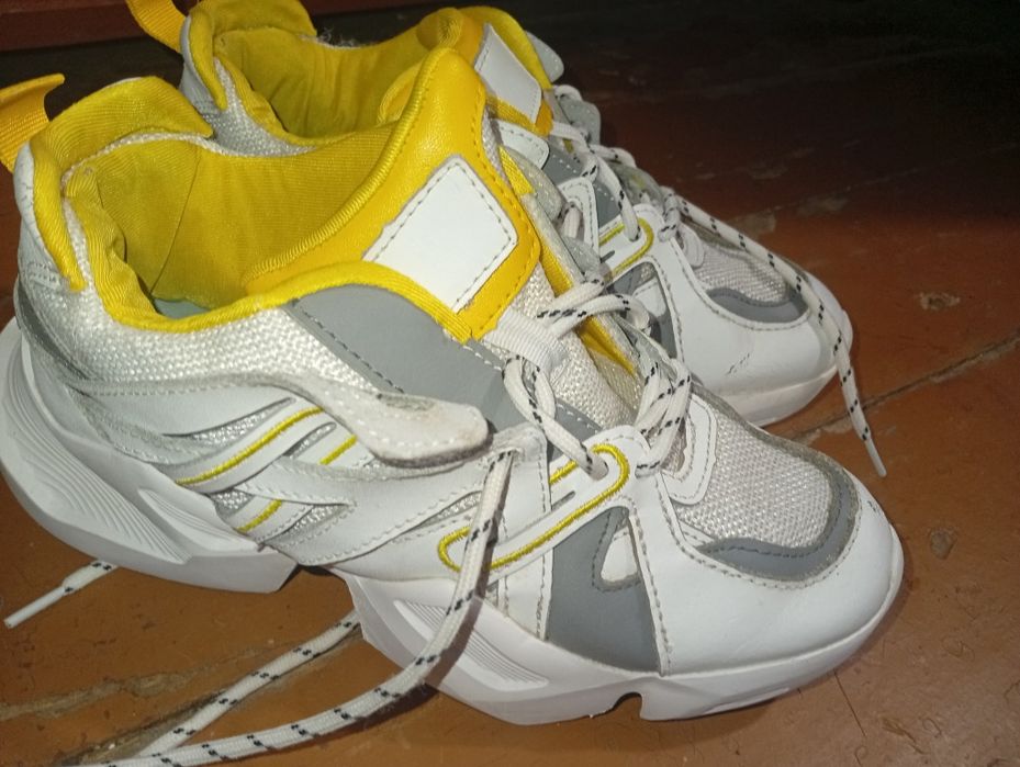 Стильні масивні кросівки білі з жовтим, трендові sneakers (37 розмір)