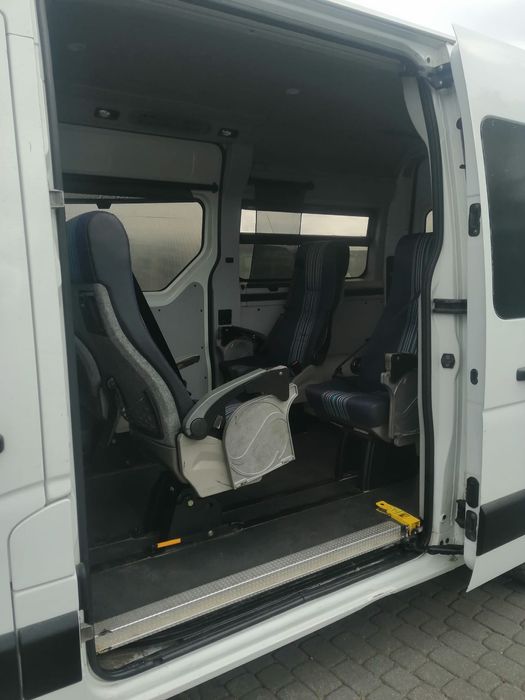 Fotele z pasami zwykłe i obrotowe.