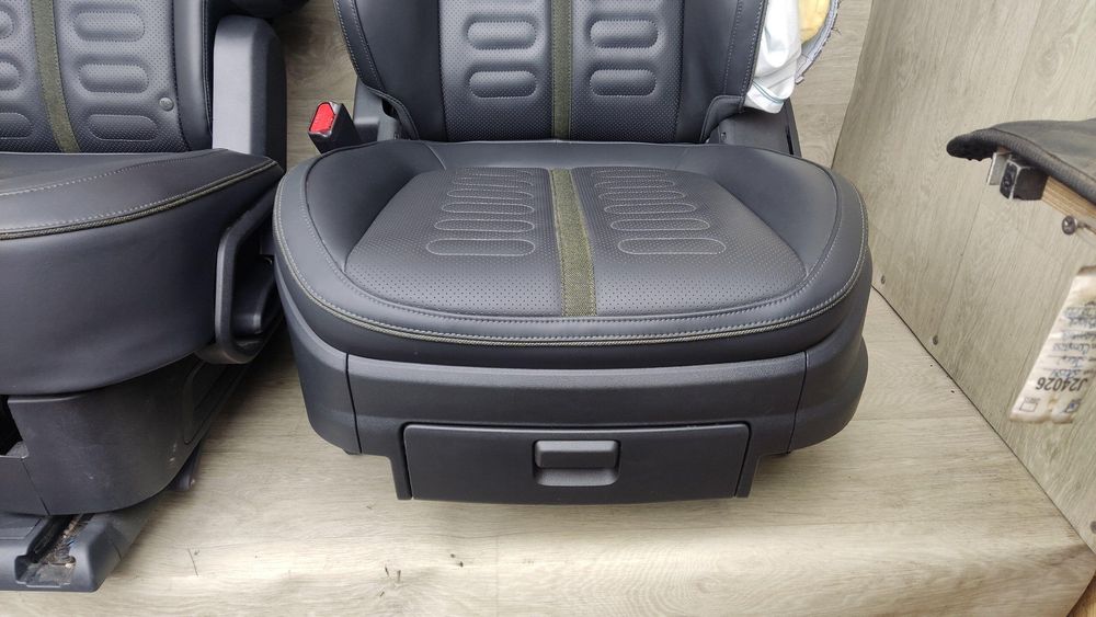 Сидіння водія пасажира задній диван 2-3 ряди сидінь Rivian R1S Gen2 24