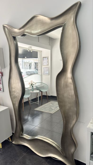Espelho de Corpo Inteiro Gigante – Moldura Escultural Orgânica (Bronze/Champanhe)
