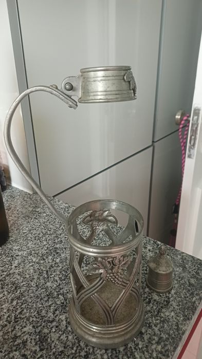 Suporte de garrafa em estanho com tanpa