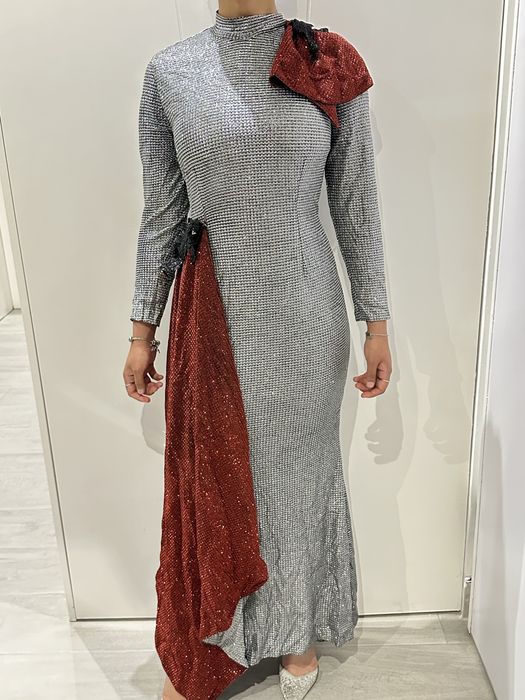 Vestido longo prateado com detalhes vermelhos