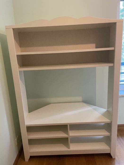 Prateleira branca de criança