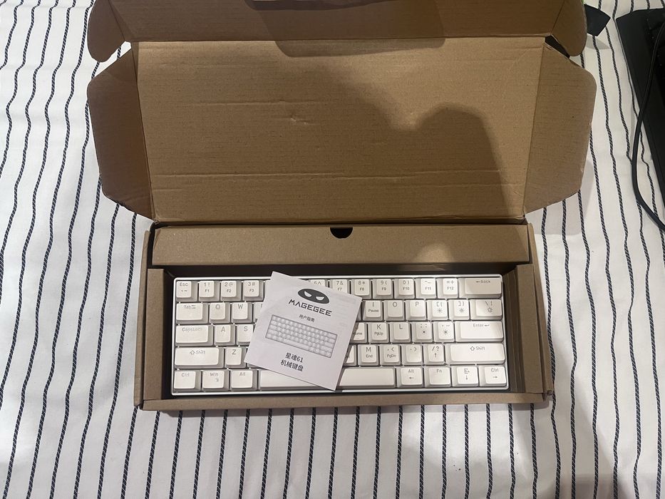 Teclado mecânico MageGee 60% RGB switches vermelho