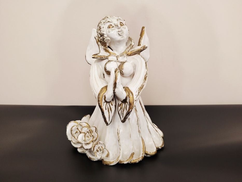 Duża figurka ceramiczna Anioł z różami złocony vintage retro 20,5 cm