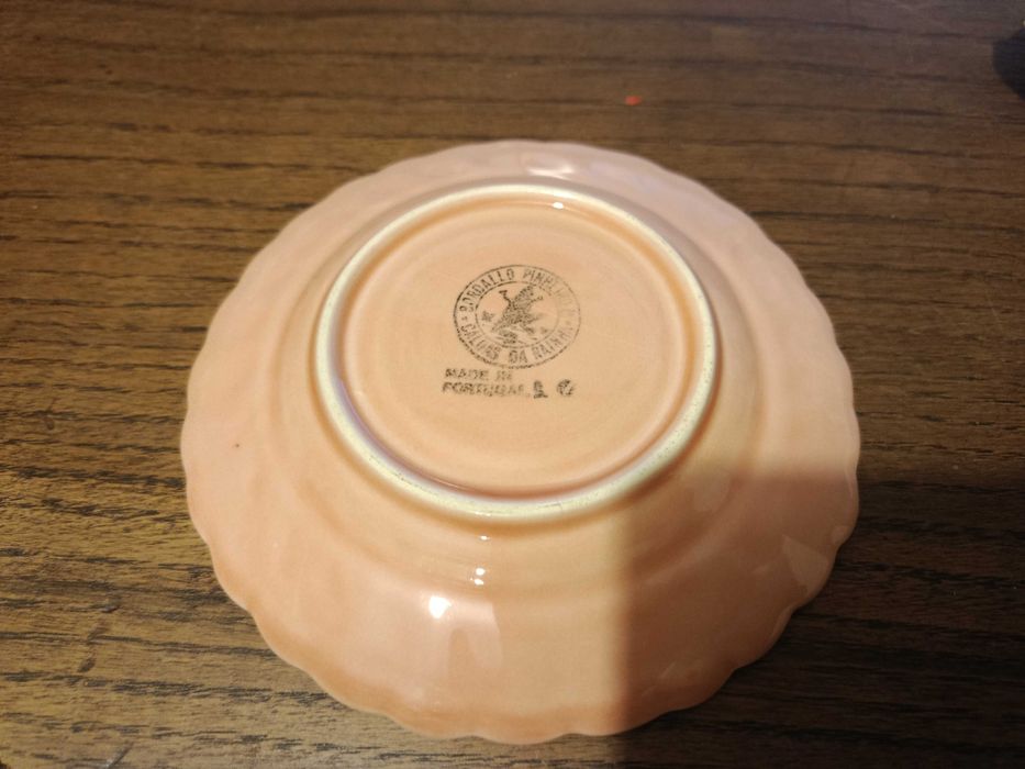 Conjunto Bordallo Pinheiro rosa – Chávenas e pratos
