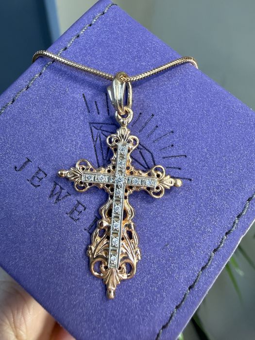 Золотой крестик с бриллиантами