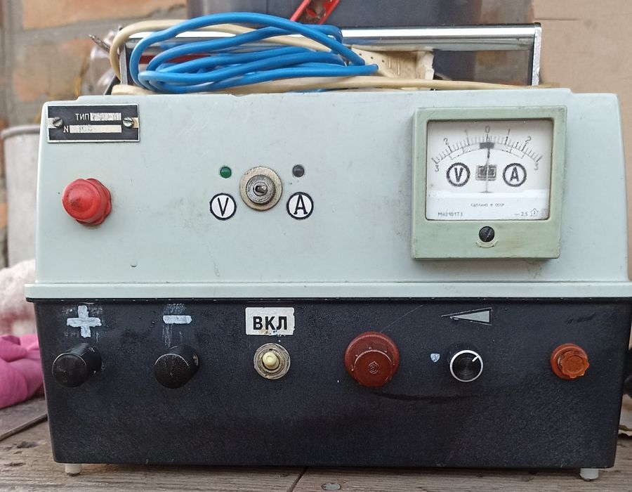 Продам зарядні пристрої для автомобільних акумуляторів.