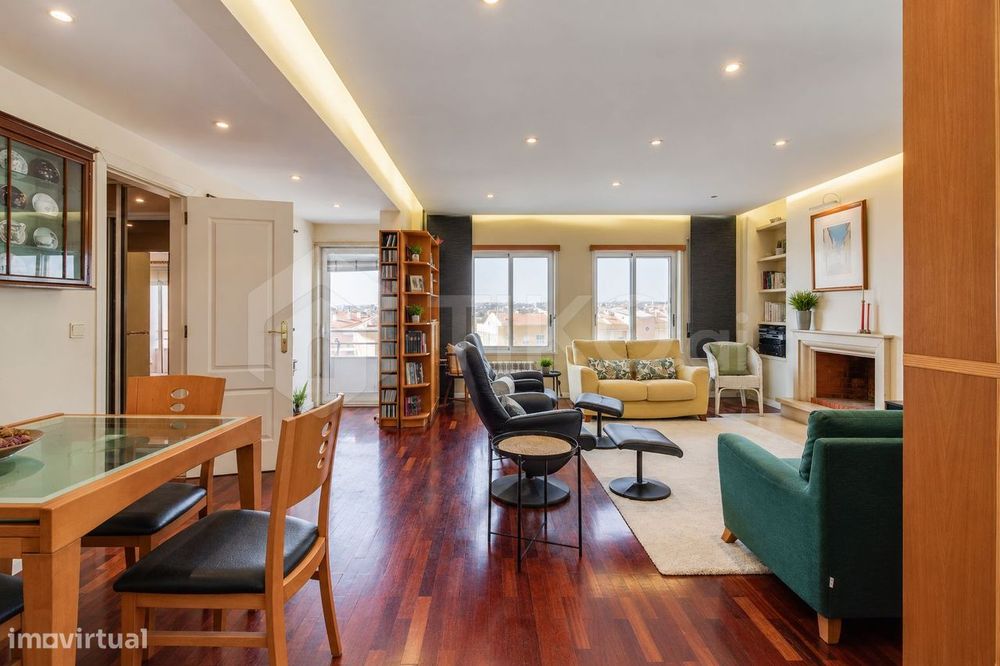 T4 com 209 m², vista 360º, sol todo o dia e garagem de 78 m² | Corroio