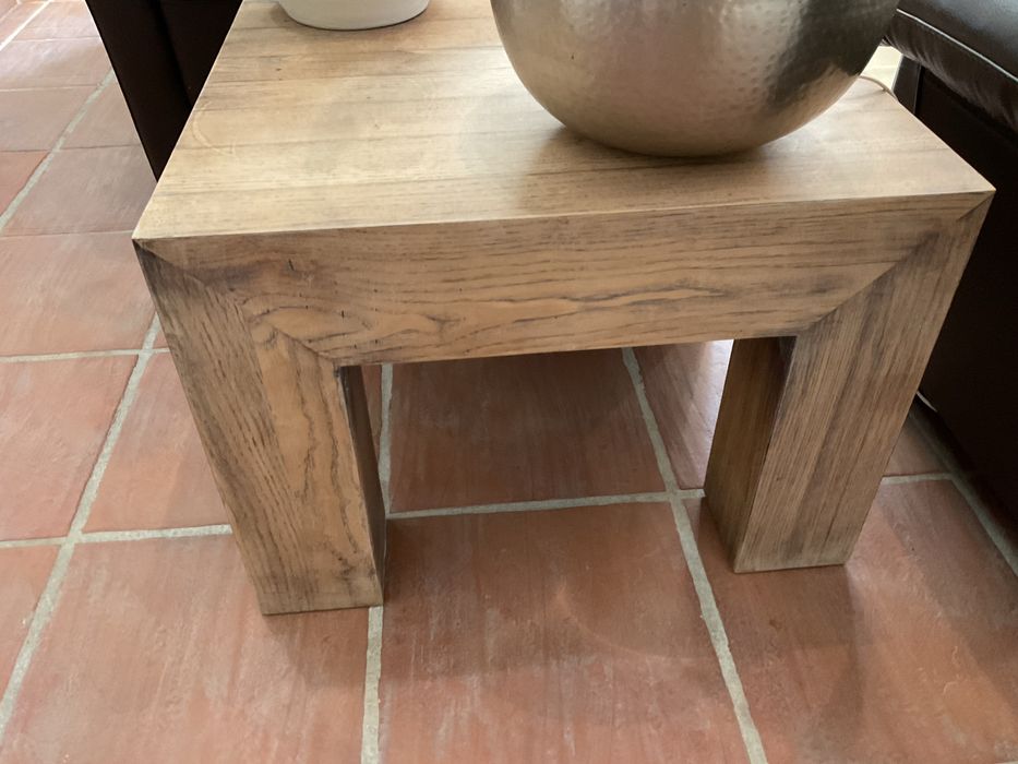 Mesa em madeira quadrada