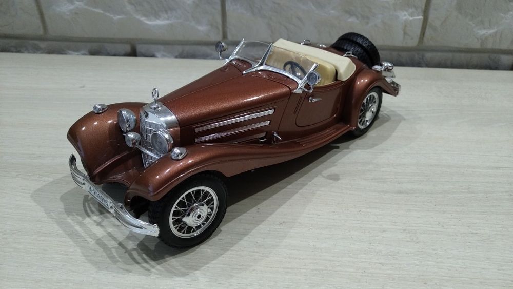 Колекційна модель Mercedes Benz в масштабі 1/20