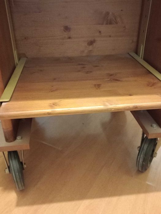 Estante de madeira vintage.