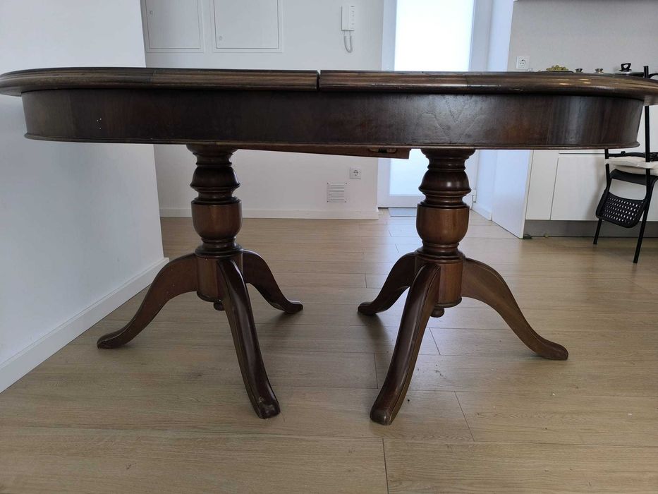 Mesa de madeira estilo clássico extensível