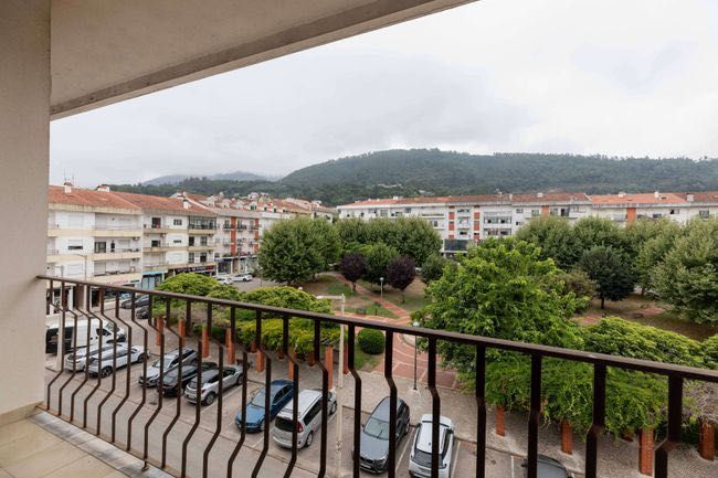 Apartamento T3 com varanda e vista desafogada (Lousã)