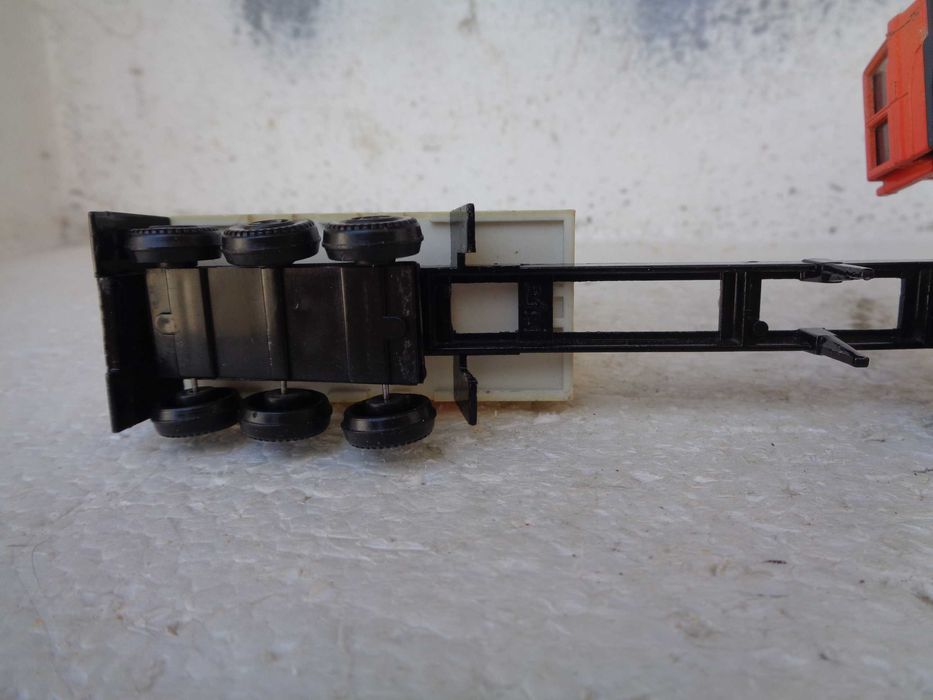 1:87 EFSI Camião DAF com contentor