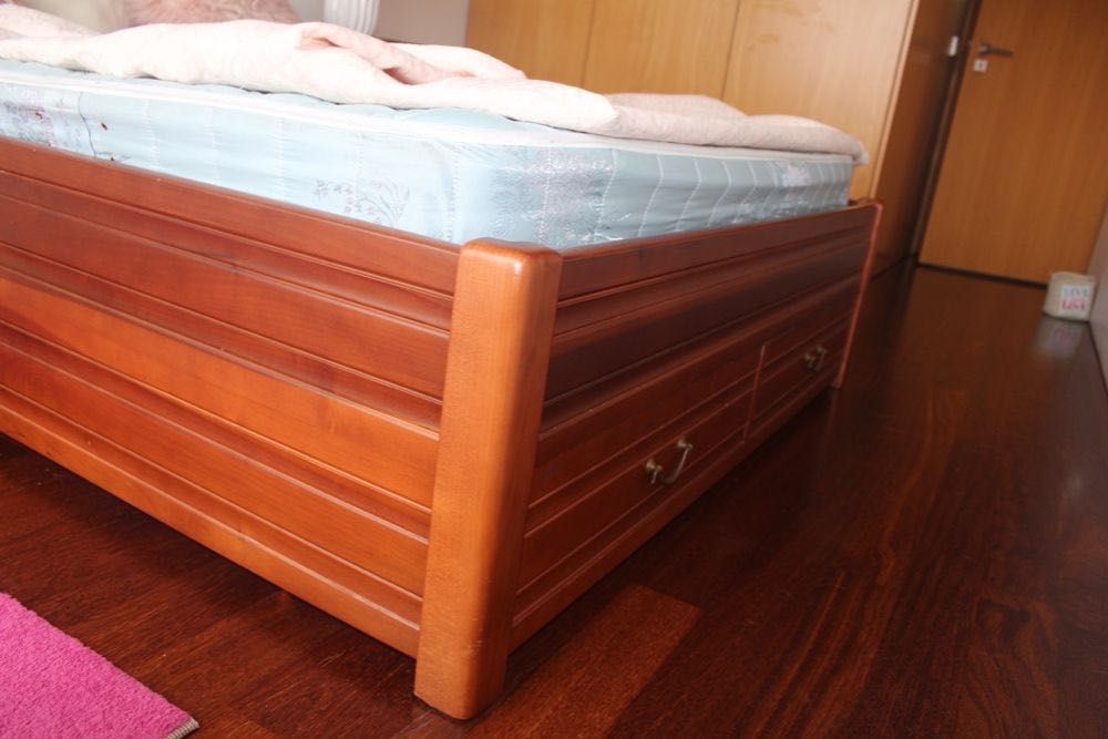 Mobilia de quarto em cerejeira maciça