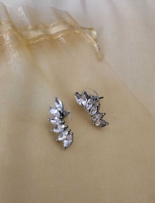 Brincos com pequenos cristais