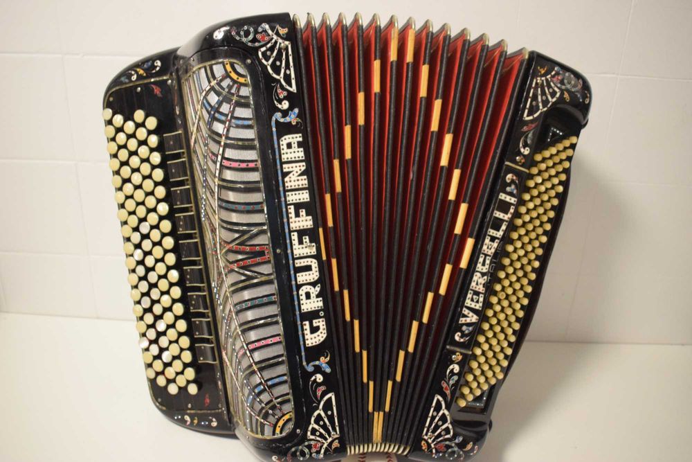 Acordeao G. Rufina Versalli Italia 4 voz, 120 Baixos N . 129