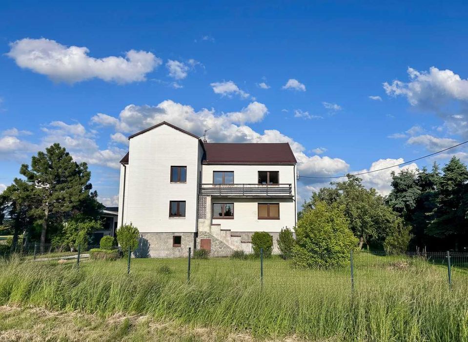 Dom dla firm z ogrodzonym terenem i parkingiem