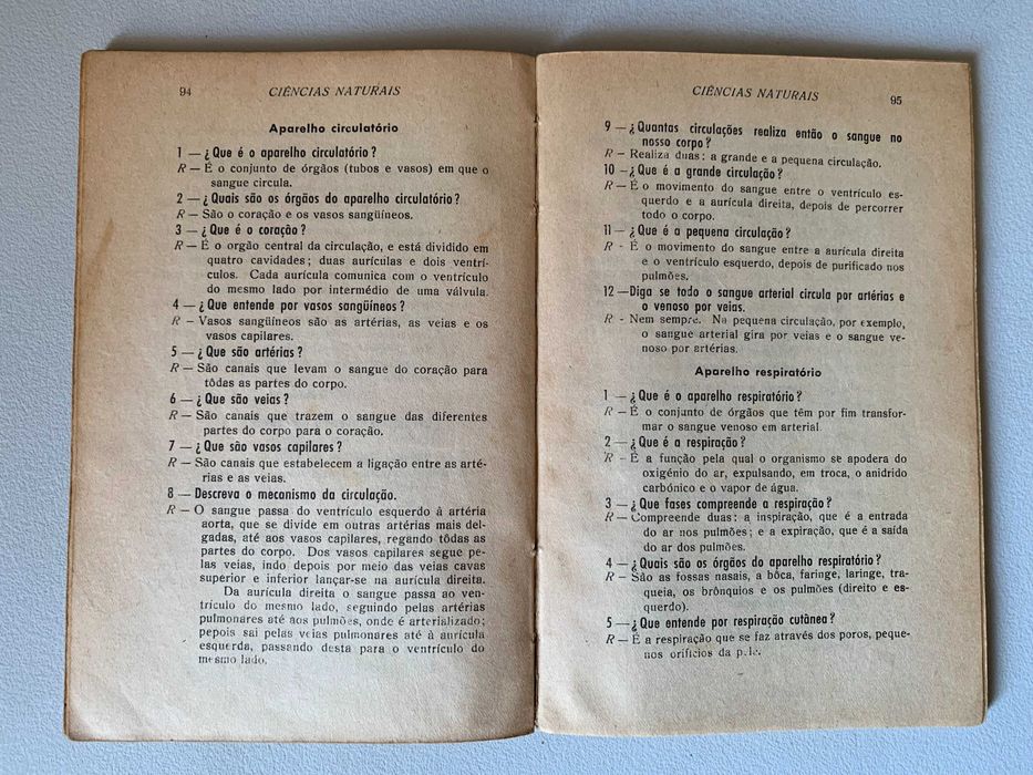 Livro Escolar Antigo de Ciências Naturais (1943)