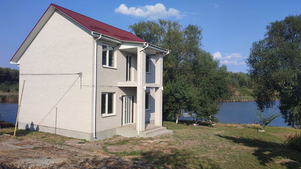 Продам хороший новий 2-х поверховий будинок на березі озера