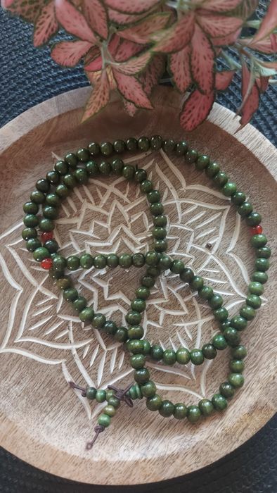 Mala buddyjska bransoletka na gumce