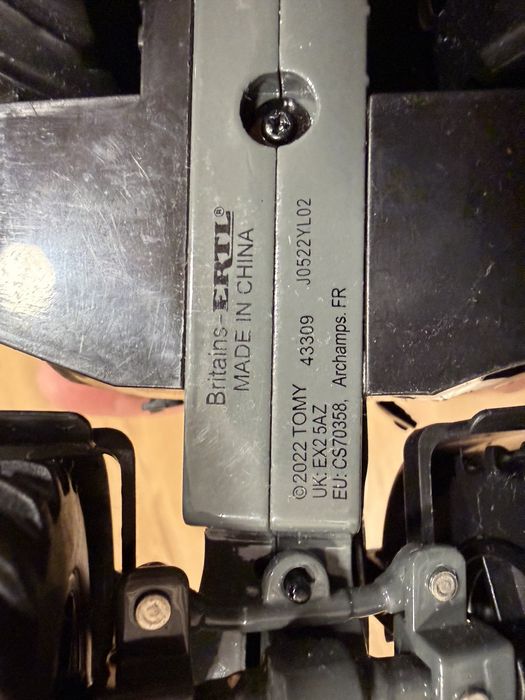 Britains Traktor Valtra Q305